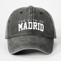 Berretto da baseball in cotone lavato grigio scuro con stampa The City of Madrid - Regolabile / Nero