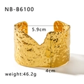 Brazalete abierto de acero chapado en oro de 18K con textura martillada y diseño ancho - Estilo Martillado con Ranura en V (NB-B6100)