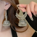 Primer plano de pendientes Jhumka plateados con diseño étnico de fénix y luna - 8# Pasador de Acero-Plata