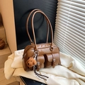 Borsa vintage marrone in pelle con doppie tasche frontali e ciondolo cane di peluche - Con Ciondolo / Marrone