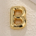 Detalle del colgante letra B dorado con efecto globo 3D y acabado de espejo pulido - Letra B