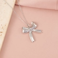 Détail du collier avec pendentif nœud argenté sur tissu rose et décor en pierre lisse - Style Nœud Papillon 6 (6#)