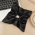 Dettaglio di un elastico per capelli grande nero in ecopelle con texture plissettata - Elastico Quadrato in Pelle PU Nera (12#)
