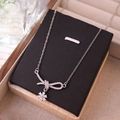 Collana a fiocco in argento con pendente a margherita in zircone su supporto - Argento