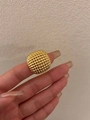 Poliertes goldener Ring mit Perlentextur und hohlem Kugeldesign an der Hand - Goldener Ring