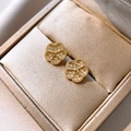 Gros plan sur des boucles d'oreilles fleurs dorées avec texture nid d'abeille sur soie - Style de Fleur 3D à Texture en Nid d'Abeille (23#) / Or