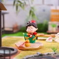 Schattig Tang-dynastie tuimelaarfiguur in rood kostuum op groene lotusbladbasis - Dansen