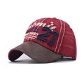 Dettaglio del cappello vintage rosso lavato con ricamo numero 21 e visiera a contrasto - Ricamo di 21 Lettere (2905) / Rosso