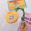 Détail de l'étui à écouteurs jaune crocheté avec smiley et cordon vert tressé à la main - A05 Visage Souriant Jaune