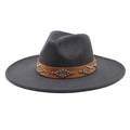Dettaglio di cappello fedora in lana grigio scuro con cinturino in pelle e borchie - Adulto 56-59cm / grigio scuro