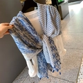 Écharpe fine en coton et lin à imprimé plumes bleues et glands pour protection solaire d'été - Plume Bleu Blanc