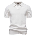 Détail du polo blanc en maille gaufrée montrant la texture et le col en V ouvert - S / Blanc
