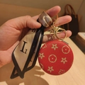 Porte-clés miroir de maquillage rond en cuir rouge avec trèfles dorés et foulard soie - Monogramme Rouge