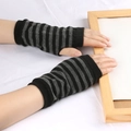 Détail de la texture tricotée des gants sans doigts à rayures noires et grises mixtes - Taille unique / Rayé Noir Gris