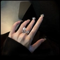 Offener Silberring mit großer Perle und Metallkugel an Hand mit Luxus-Maniküre - Perle Unregelmäßiger Offener Ring