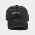 Détail de la broderie Stay Wild sur casquette de baseball en coton noir délavé - Réglable / Noir