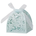 Détail de boîte à bonbons de mariage bleu clair découpée au laser avec motifs floraux et ruban - Bleu Pâle Perlé