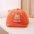 Detalle de gorra naranja para bebé con parche de conejo bordado y visera de algodón - 50cm (1-3 años) / Naranja