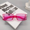Lunettes de soleil rectangulaires rétro Y2K en rose transparent vif avec branches larges - Rose rouge