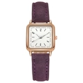 Détail d'une montre à quartz carrée or rose avec bracelet en daim violet et chiffres - Violet