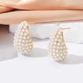 Orecchini a goccia dorati con pavé di perle bianche per un look di lusso - Rame Intarsiato Con Perle Sintetiche / Bianco Perla