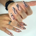 Unghie finte lunghe stiletto rosa nude con motivi a vortice neri ed eleganti - Base Rosa Nudo Motivo Serpente Nero Spirale Astratta (JP2855)