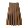 Vue détaillée de la jupe trapèze plissée marron avec un tissu mat élégant et de larges plis - S / Bas / Café