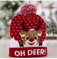 Détail du bonnet de Noël rouge avec lumières LED et broderie de cerf mignon - Adulte (Élastique) / Renne Fuchsia (Avec Revers)