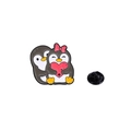 Broche de esmalte de pingüinos animados con corazón rojo y lazo de mariposa - Pingüino Abrazando Corazón