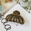Détail de la pince à cheveux léopard montrant la texture polie et les dents solides - Environ 9 cm / Pois Caramel