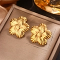 Makroaufnahme der 2,4cm vergoldeten Blumenohrringe mit fein gefalteter Blütenstruktur - Gold Gefaltete Radiale Blume Stil (E-274)