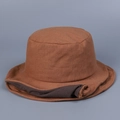 Dettaglio del cappello alla pescatora in lino marrone con bordo arrotolato a contrasto - M (56-58cm) / Rosso Arancio