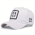 Detail van een witte outdoor honkbalpet met zwart borduursel van een lachend gezicht - Verstelbaar / Wit