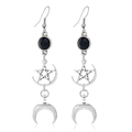 Détail de boucles d'oreilles gothiques vintage argentées avec lune, étoile et perles - Longue Perle Étoile Lune