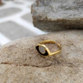 Modischer goldener Augenring mit schwarz-weißer Einlage auf einer natürlichen Steinoberfläche - Einheitsgröße US 7 Offener Ring / Schwarz & Weiß