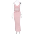 Dettaglio dell'abito lungo in mesh rosa con scollo a V e balze stile a sirena - S / Rosa