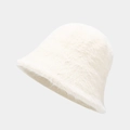 Primer plano de la suave textura de pelo sintético blanco de un gorro de pescador - Talla única / Blanco