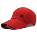 Rote Canvas Baseballkappe mit schwarzem Metall M-Logo und gebogenem Schirm - Einheitsgröße/Verstellbar / Rot