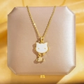 Collier plaqué or avec chat en émail blanc et pendentif poisson strass sur boîte - Chaton Aime le Poisson