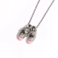 Dettaglio del ciondolo a scarpette da ballo in smalto rosa con cristalli lucenti - Argento