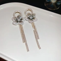 Detalle de pendientes de flor con perla y borlas brillantes de pedrería de cristal - Dorado-Blanco (Pin de Plata S925)