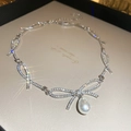 Dettaglio della collana a fiocco argento con cristalli e ciondolo a perla a goccia - Fiocco Perla (Argento) / Argento