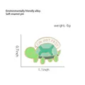 Pin de esmalte de tortuga verde con texto I'M NOT FAST y detalles de medidas de tamaño - Tortuga lenta