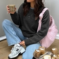 Pull en maille gris foncé pour femme au style minimaliste et décontracté chic - S / Noir