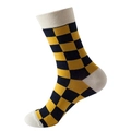 Gelbe und schwarze Crew-Socken im Schachbrettmuster mit weißen Akzenten - Gelb Schwarz Schachbrett