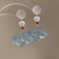 Detail der bunten Harz-Goldfisch-Ohrringe mit Herzperlen und rosa Perlen - 76# Silbernadel - Weiß Blau