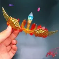 Tiara alata dorata fatta a mano con mezzaluna e colonna in cristallo azzurro - Cristallo Rosso Scuro + Ala Luna Dorata