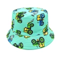 Dettaglio ravvicinato della stampa con trattori sul cappello a secchiello verde menta - 52cm-54cm / verde chiaro