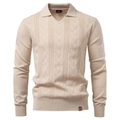 Détail macro du pull beige à col en V pour homme montrant la texture et les motifs en tricot - S / Abricot