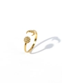 Primer plano detallado del anillo ajustable de sol y luna bañado en oro de 18k - Abierto Ajustable / Sol y Luna Vintage
